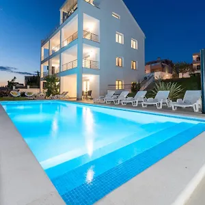 Carlotta Apartment